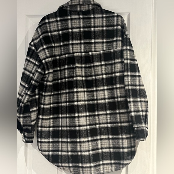 Women’s plaid lined shacket from Forever 21 - Picture 2 of 8
